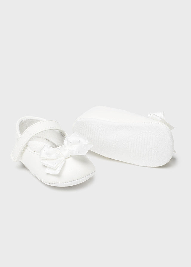 Mayoral 9633-88 Zestaw buciki i opaska dziewczynka kolor biały -  - #tag1# - #tag2# - #tag3# - #tag4#
